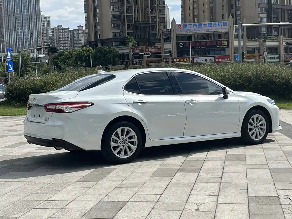 Toyota Camry — фото 5