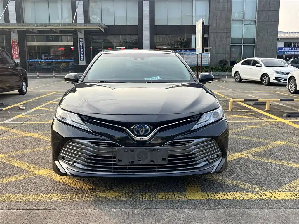 Toyota Camry — фото 2