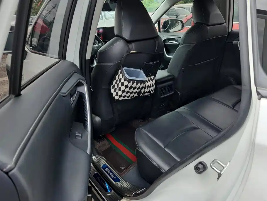 Toyota RAV4 — фото 11