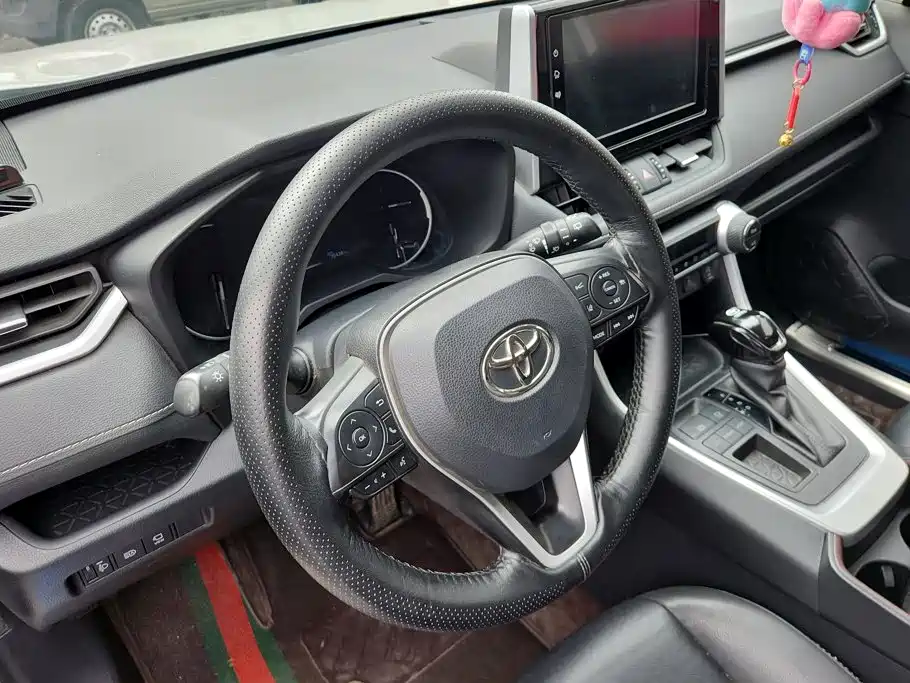 Toyota RAV4 — фото 15
