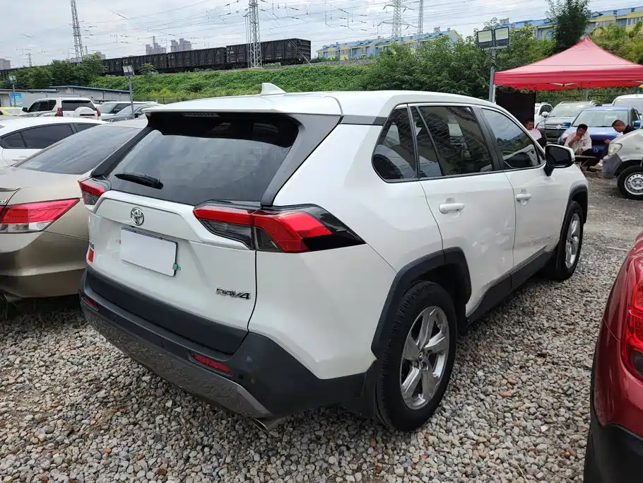 Toyota RAV4 — фото 3