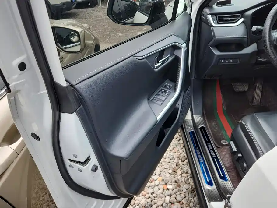 Toyota RAV4 — фото 7