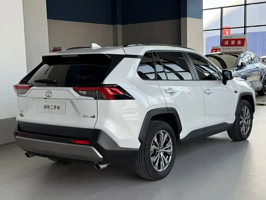 Toyota RAV4 — фото 5