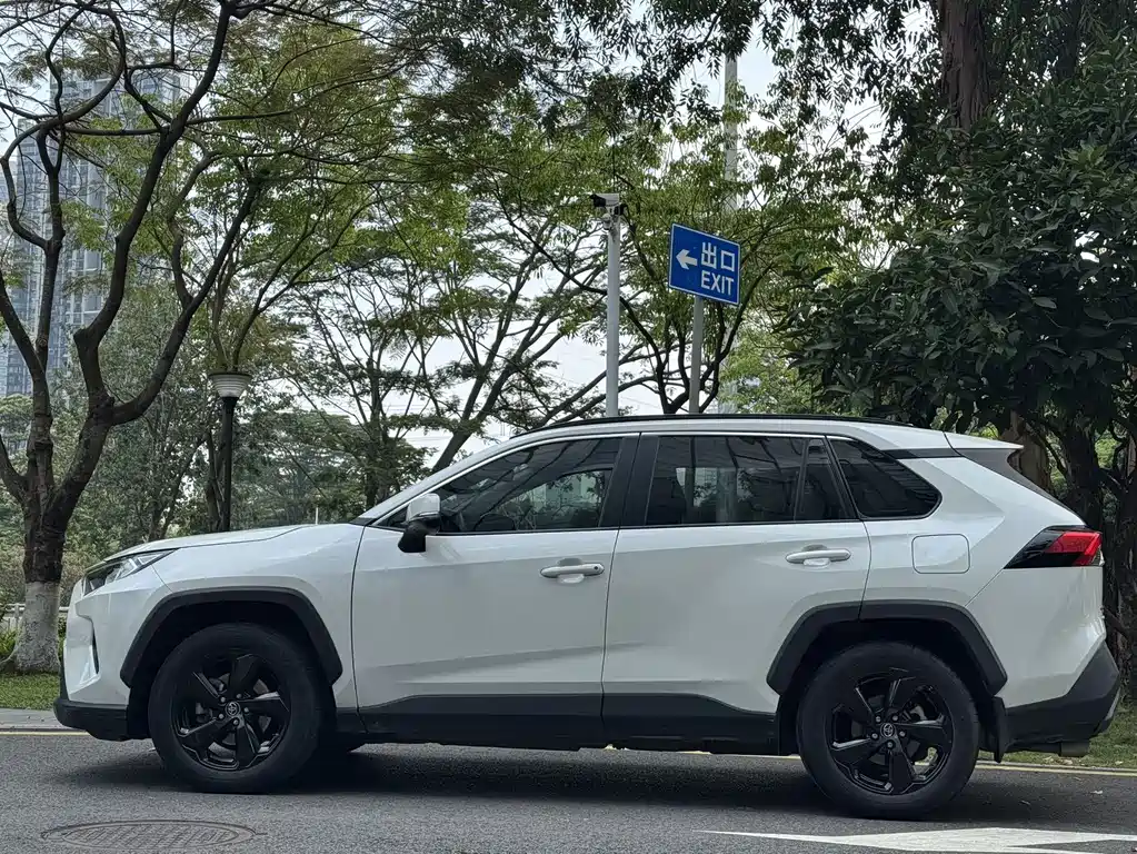 Toyota RAV4 — фото 4
