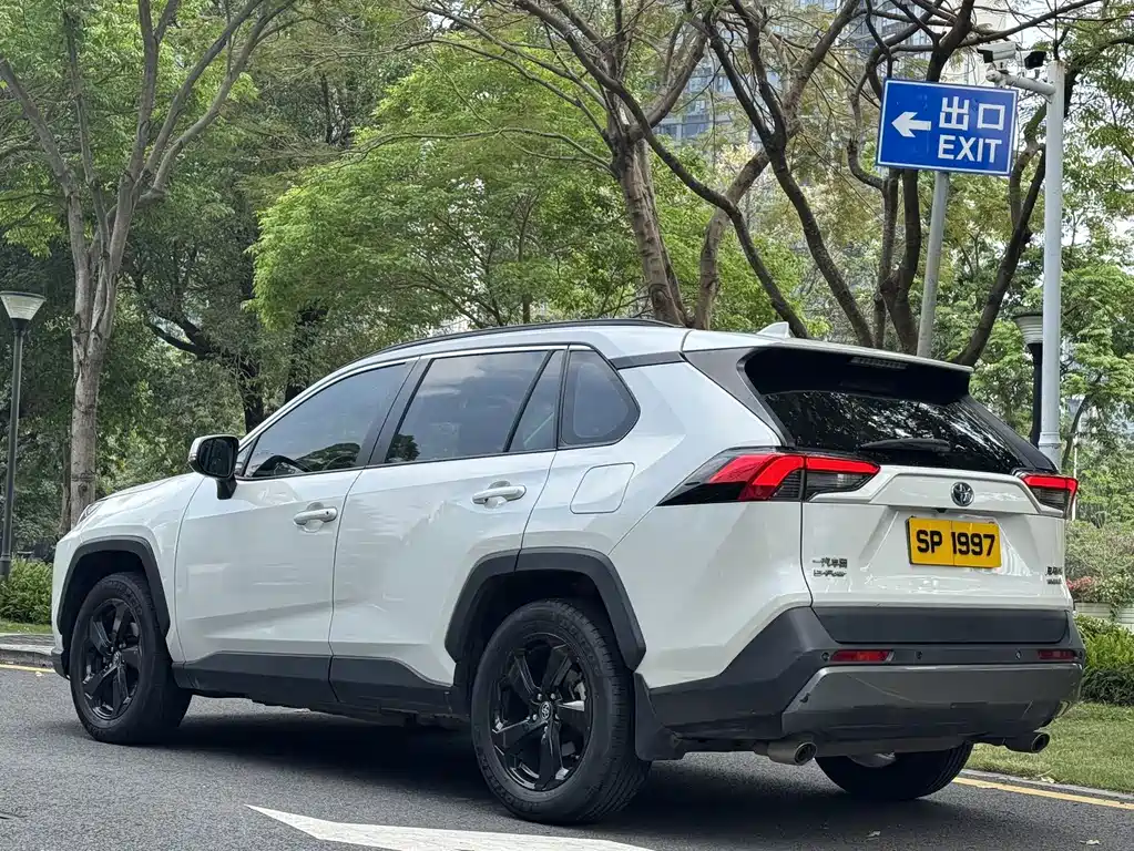 Toyota RAV4 — фото 5