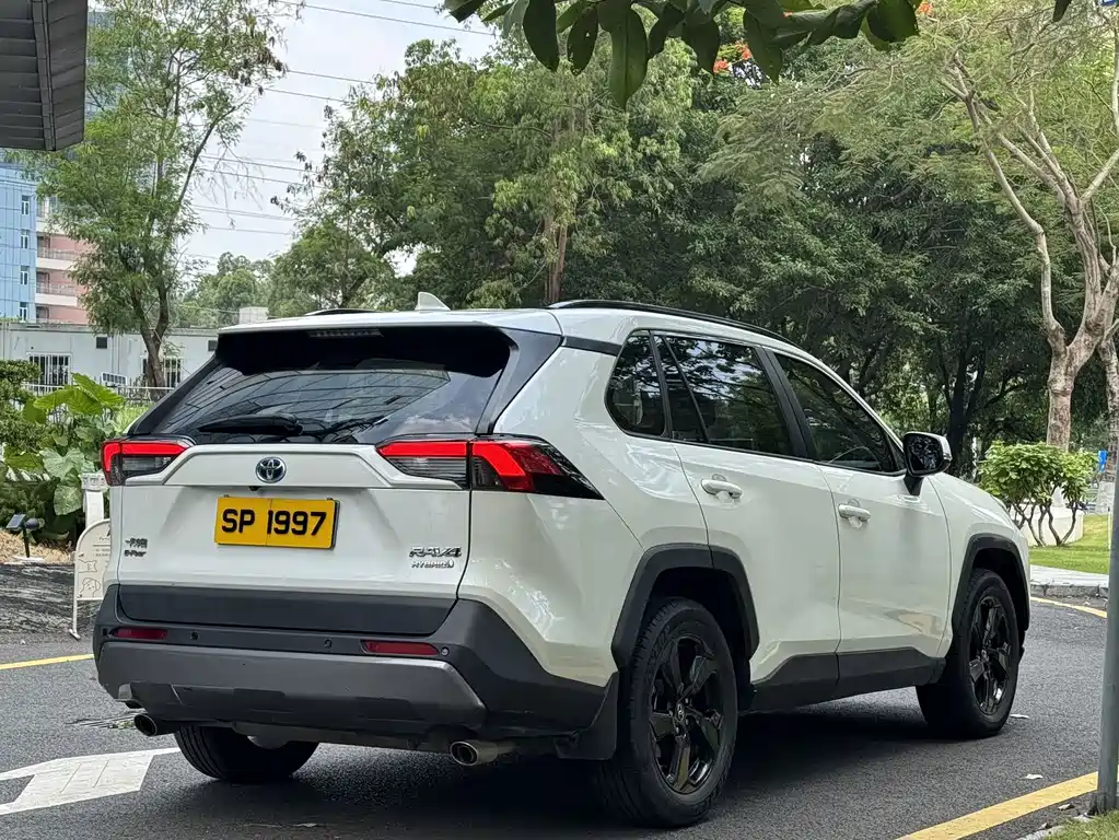 Toyota RAV4 — фото 7
