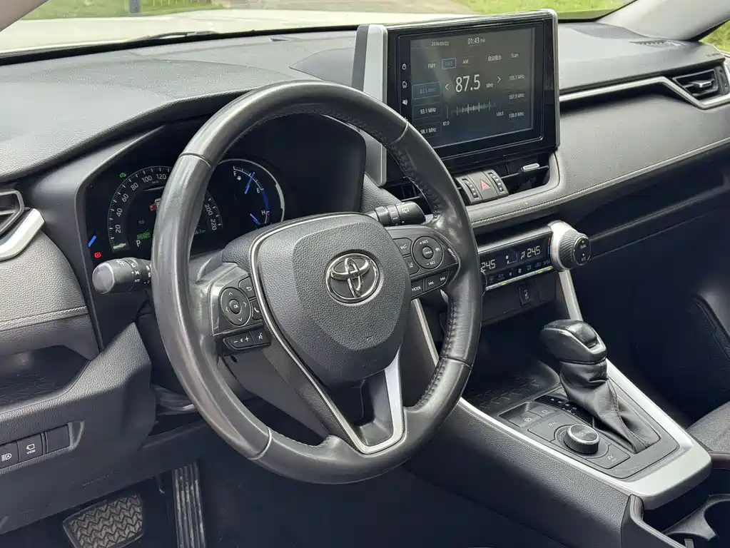 Toyota RAV4 — фото 8