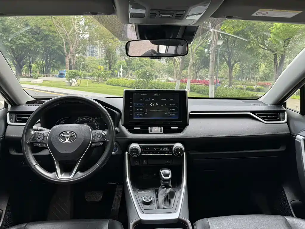 Toyota RAV4 — фото 9