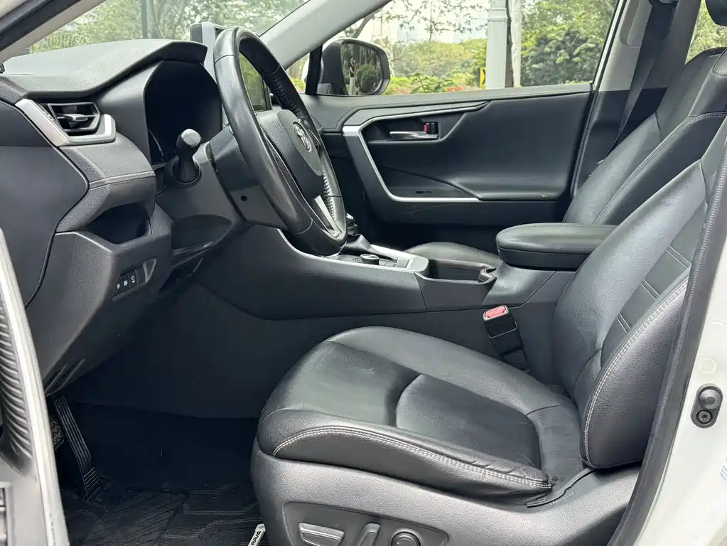 Toyota RAV4 — фото 10