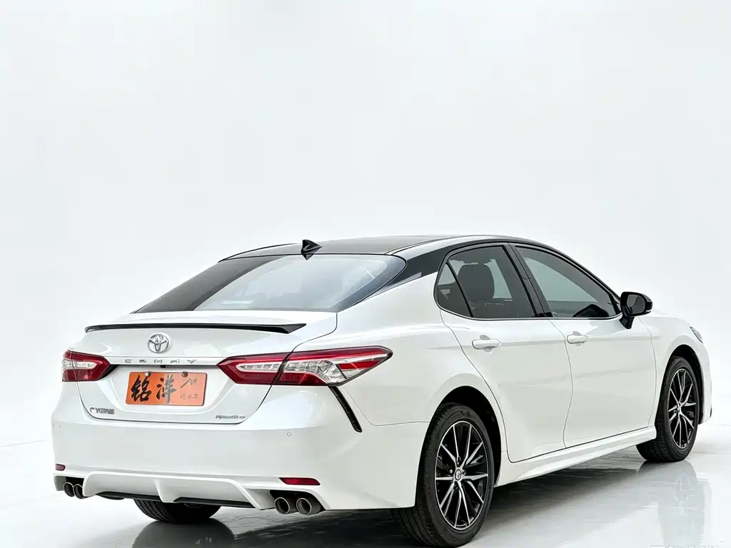 Toyota Camry — фото 5