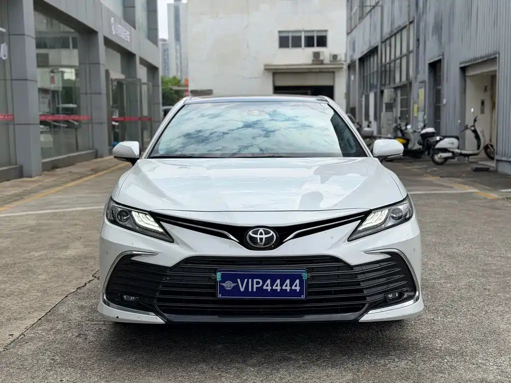 Toyota Camry — фото 2