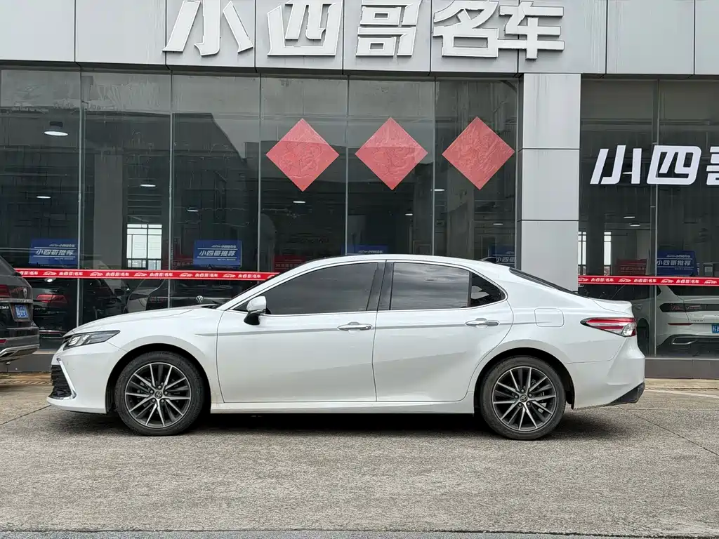 Toyota Camry — фото 3