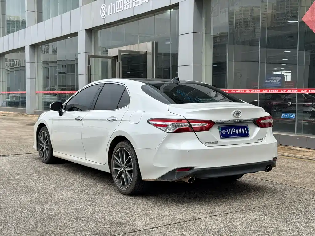 Toyota Camry — фото 9