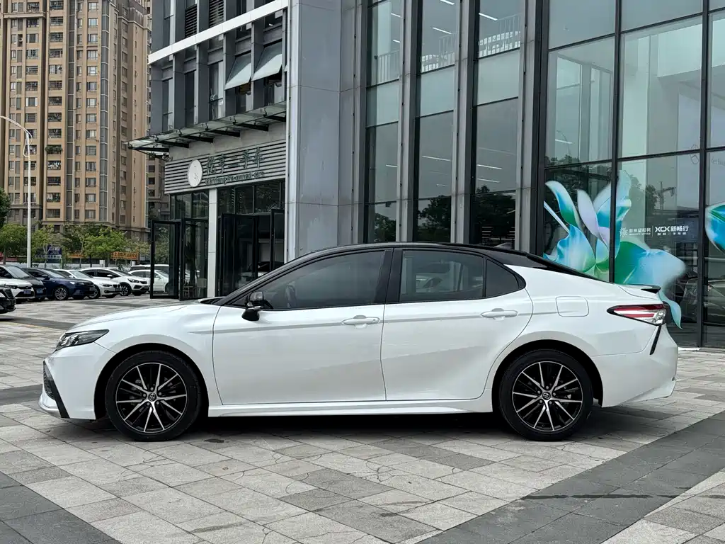 Toyota Camry — фото 3