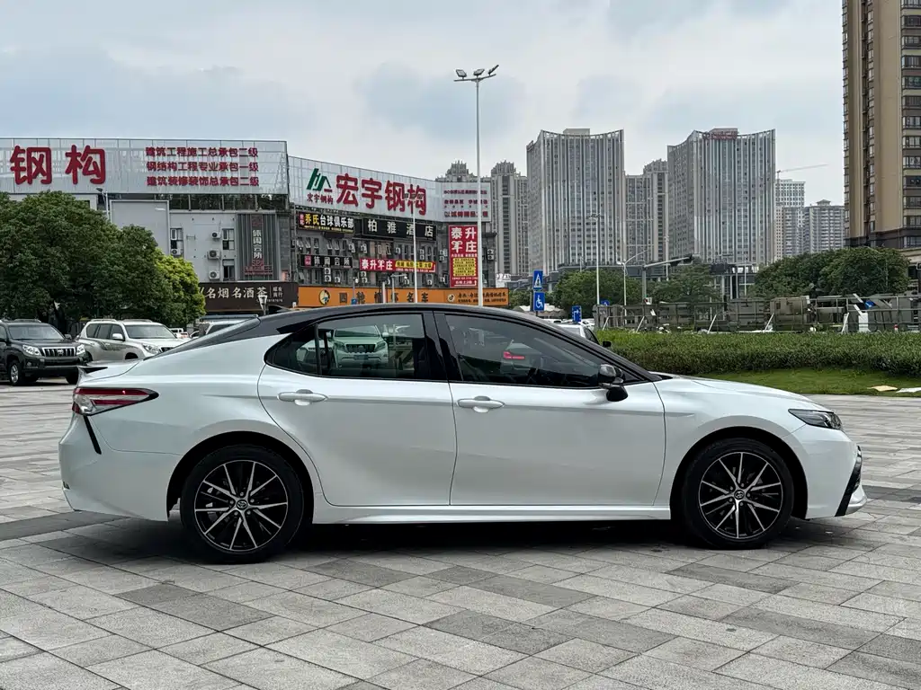 Toyota Camry — фото 5