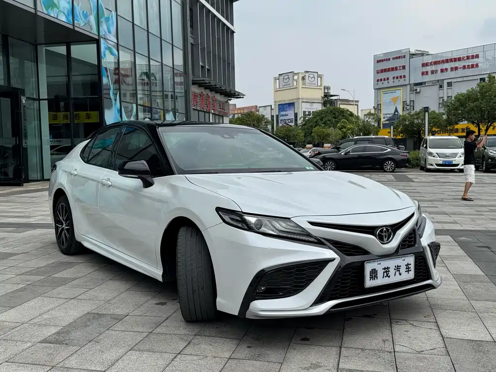 Toyota Camry — фото 8