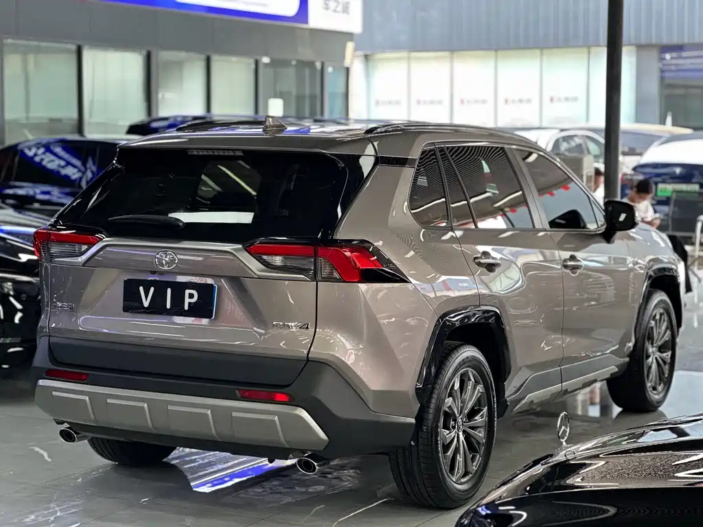 Toyota RAV4 — фото 6