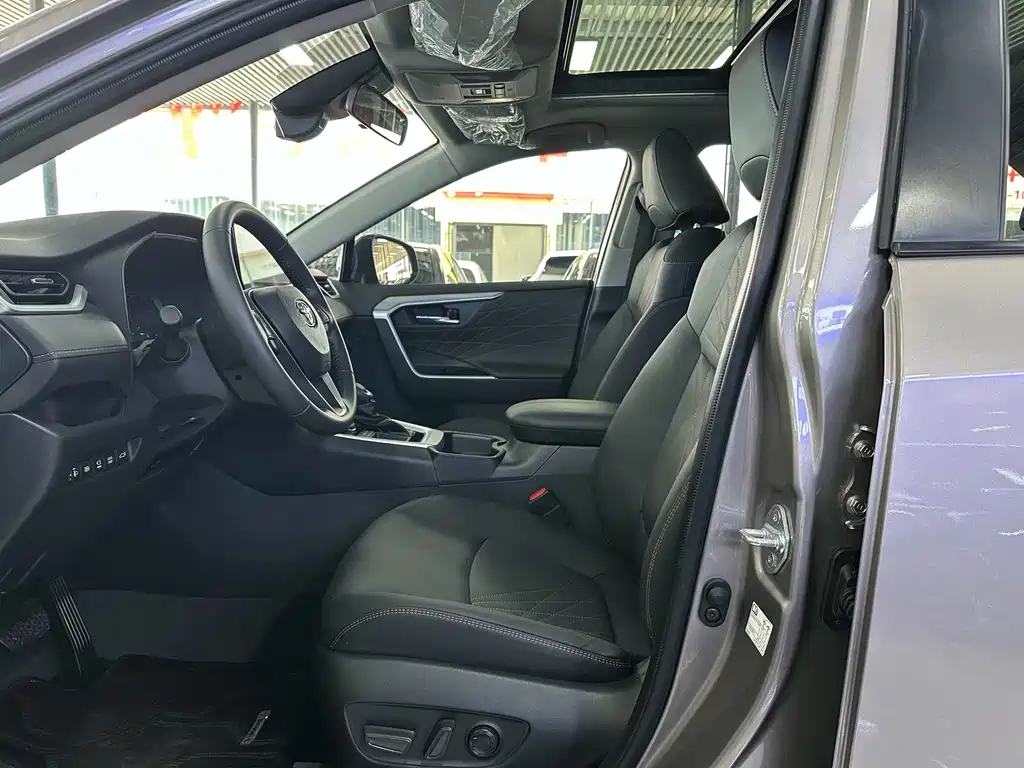 Toyota RAV4 — фото 7