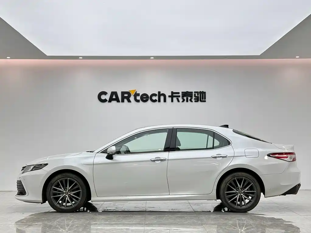 Toyota Camry — фото 2