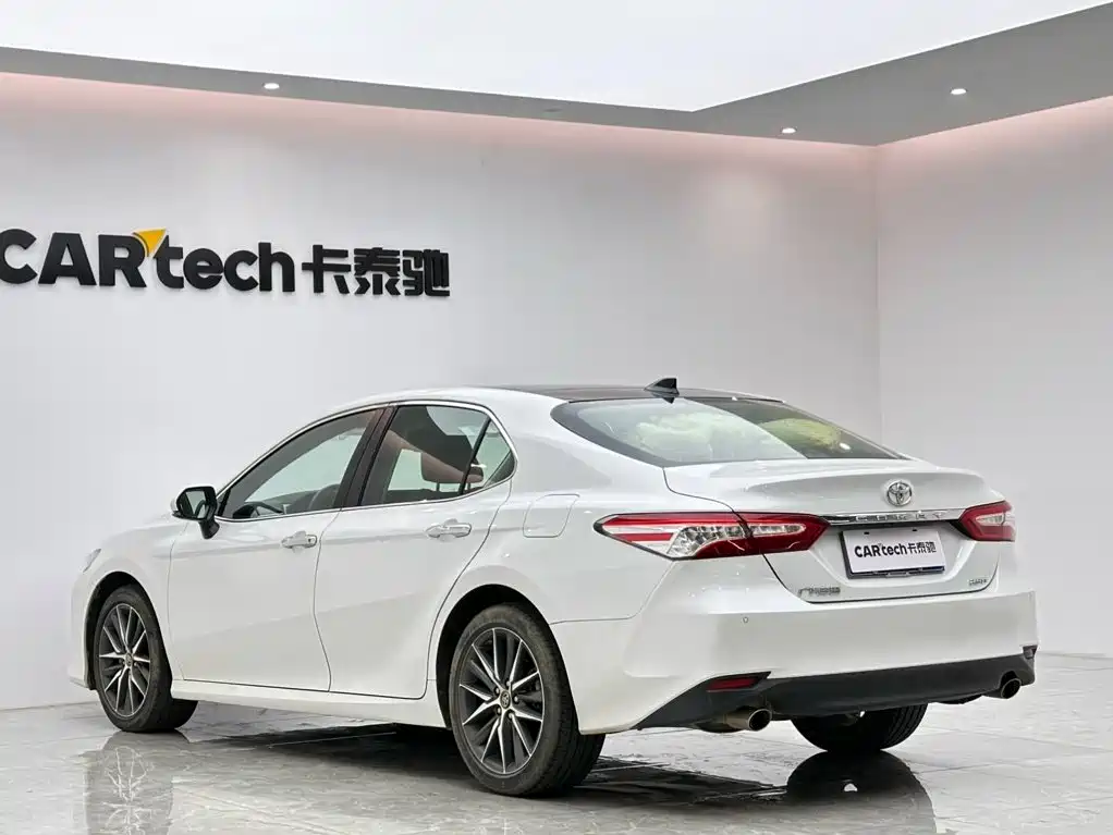 Toyota Camry — фото 3