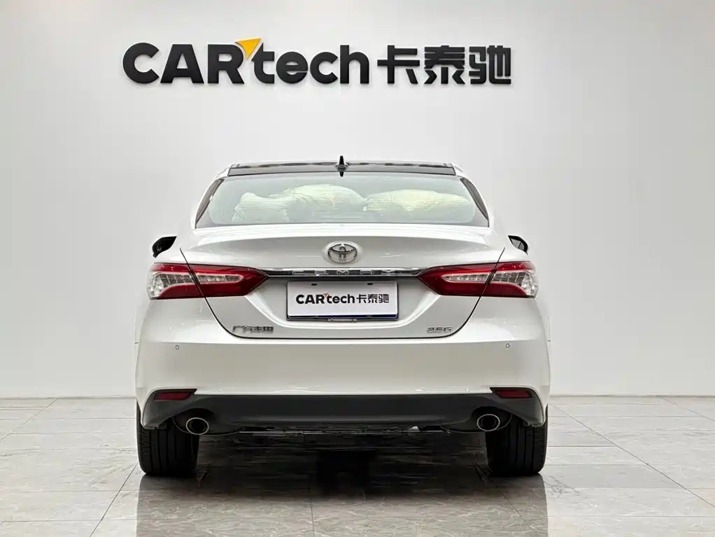Toyota Camry — фото 4