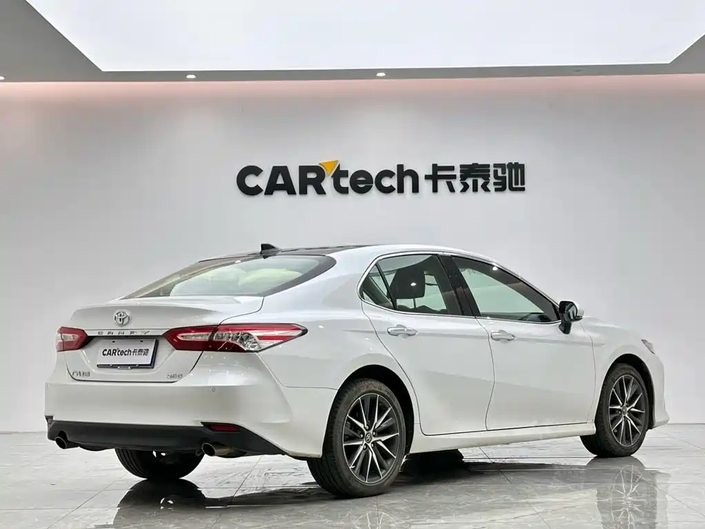 Toyota Camry — фото 5