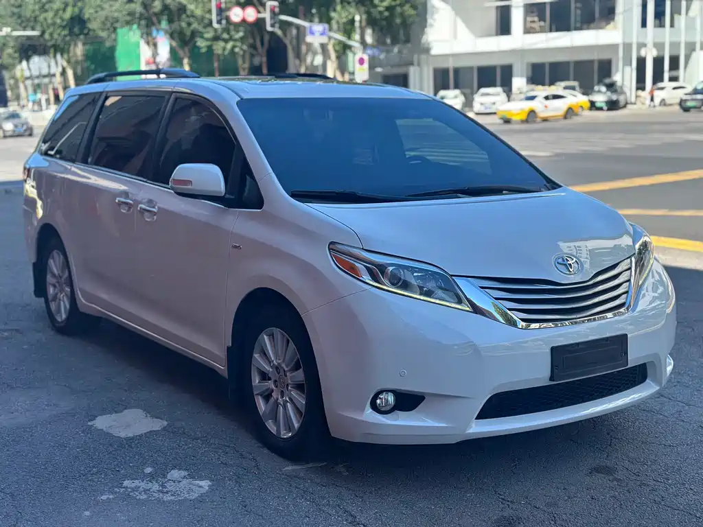 Toyota Sienna — фото 3