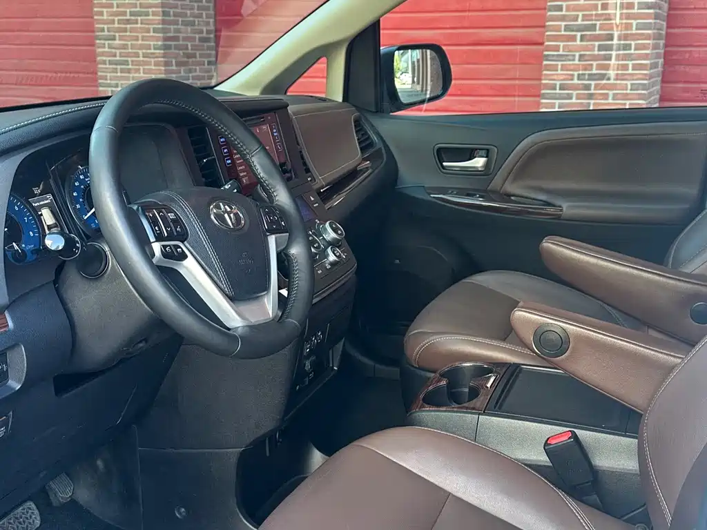 Toyota Sienna — фото 4