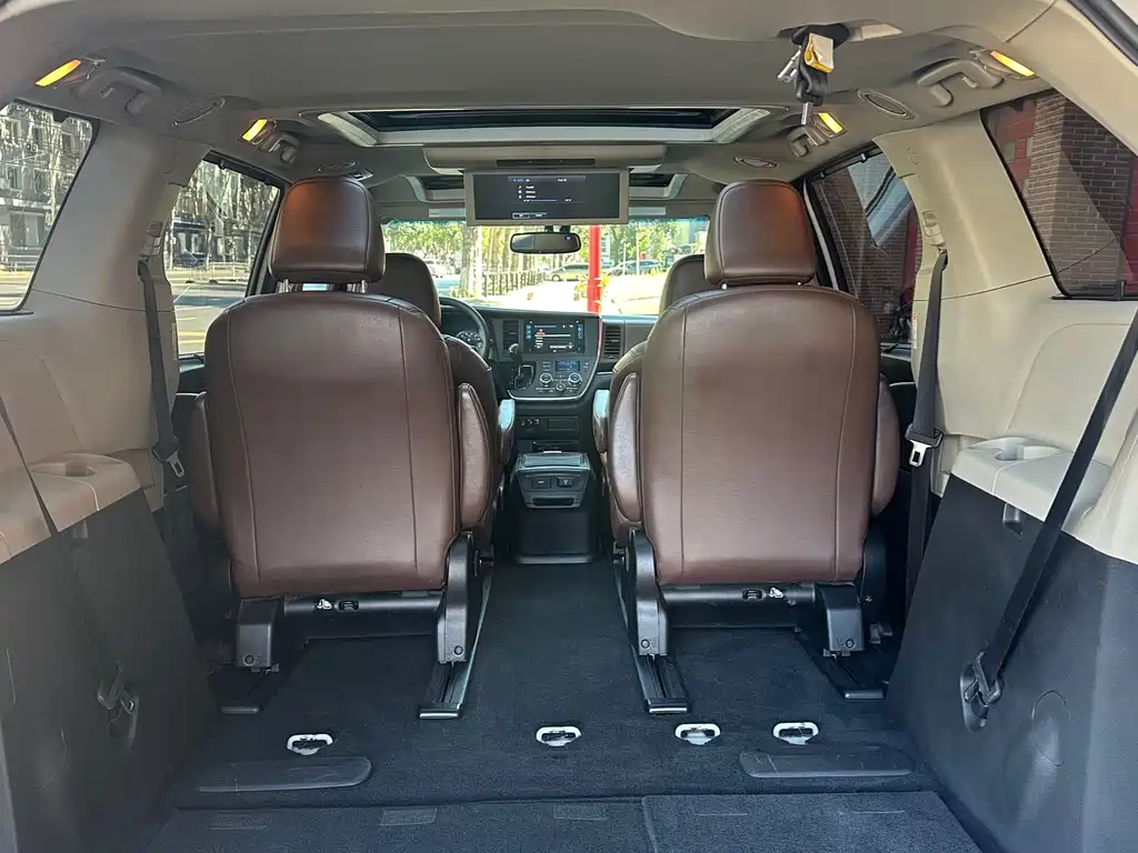 Toyota Sienna — фото 8