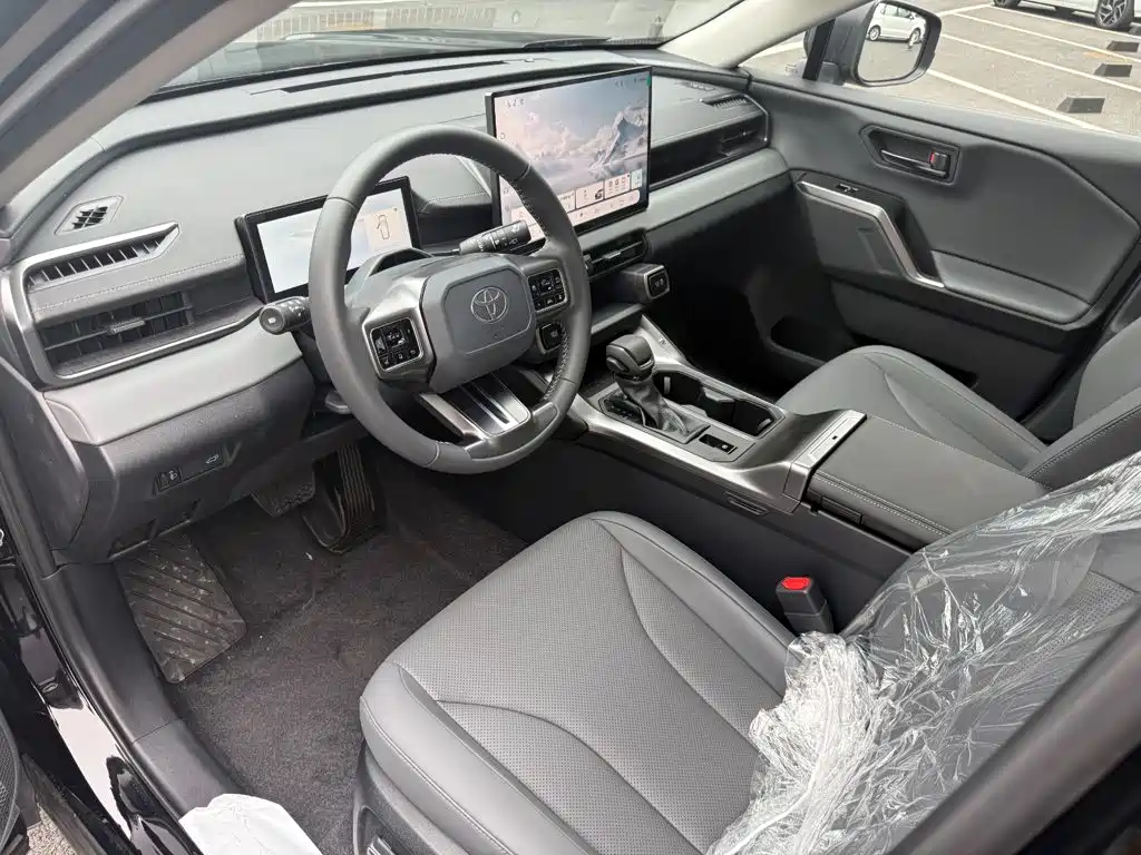 Toyota RAV4 — фото 8