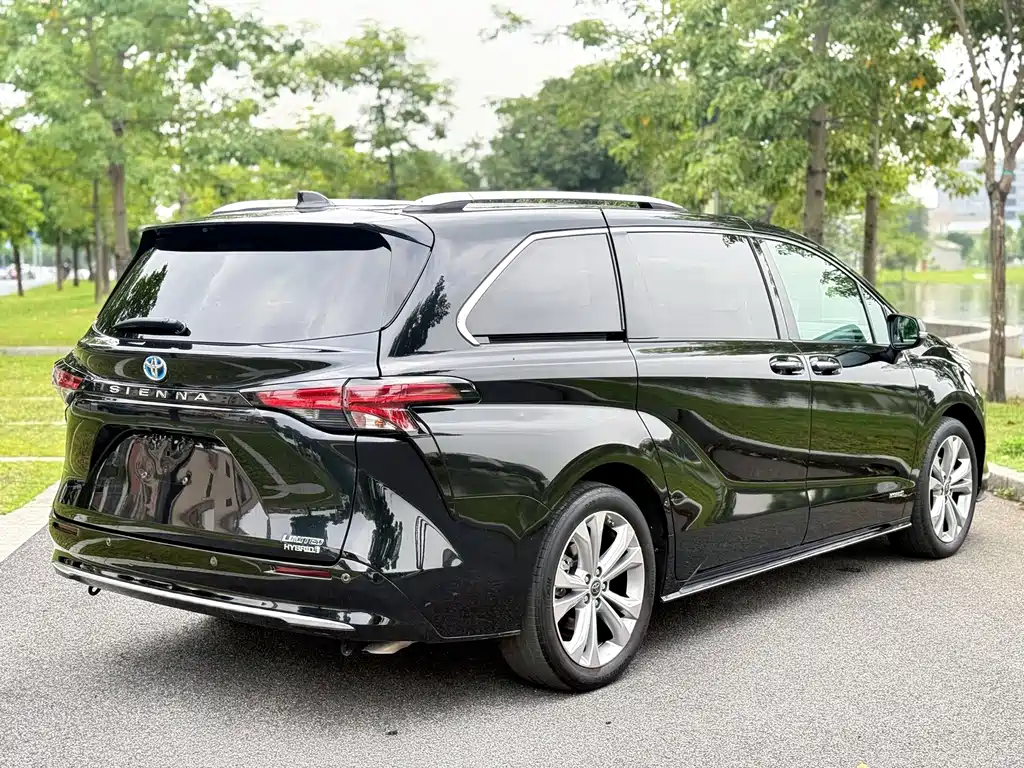 Toyota Sienna — фото 4