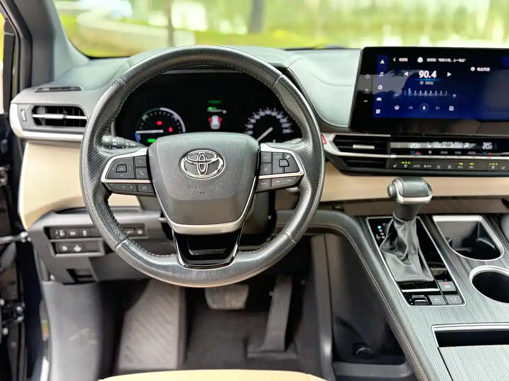 Toyota Sienna — фото 10