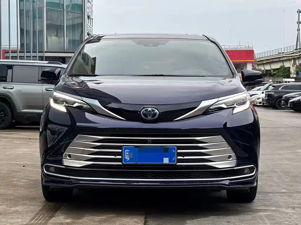 Toyota Sienna — фото 2