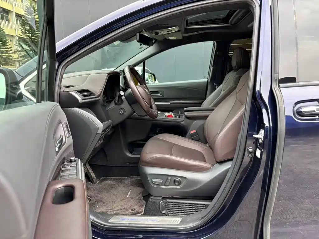 Toyota Sienna — фото 3