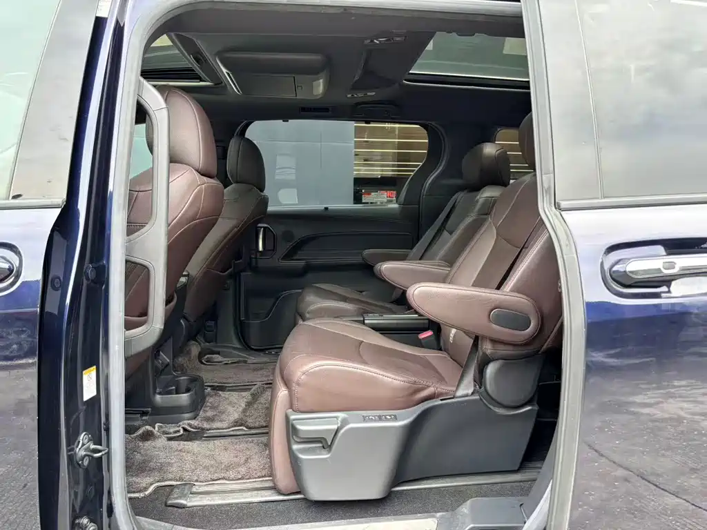 Toyota Sienna — фото 4