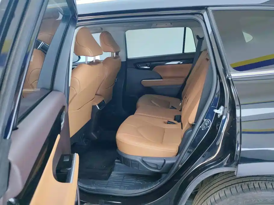 Toyota Highlander — фото 11