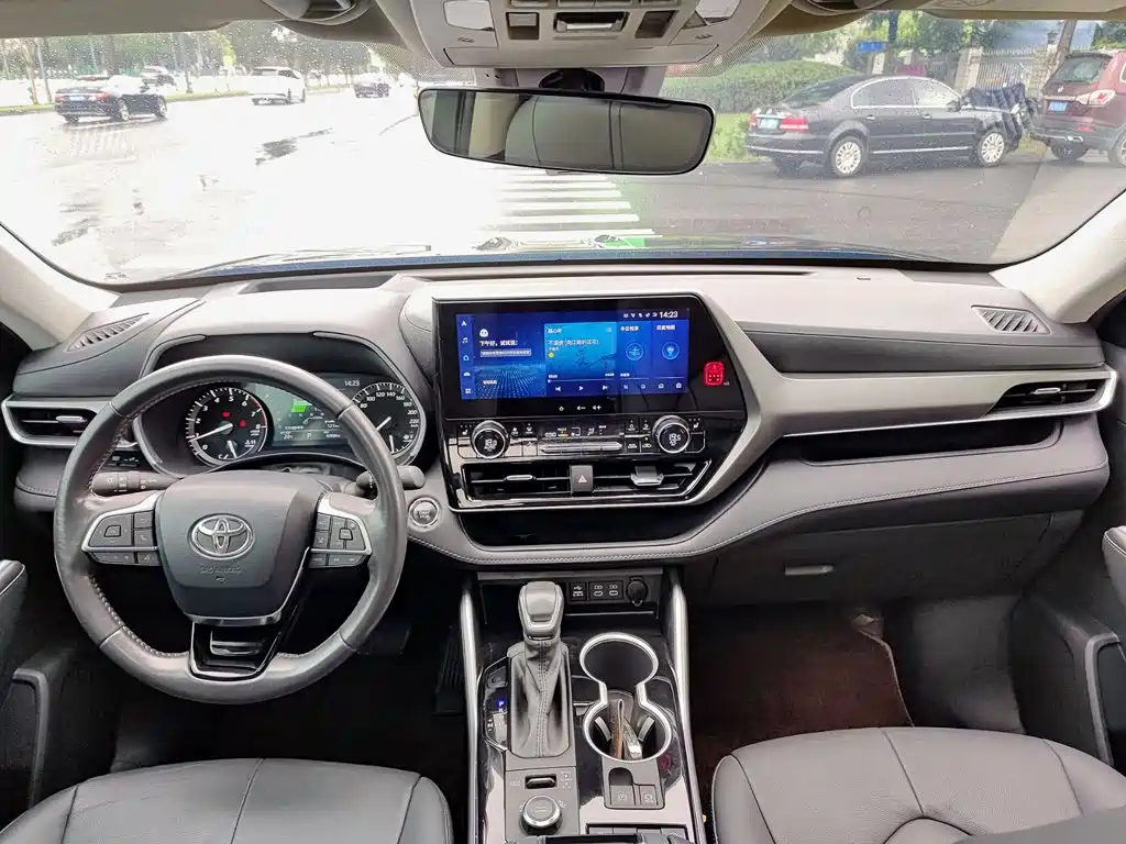Toyota Highlander — фото 10