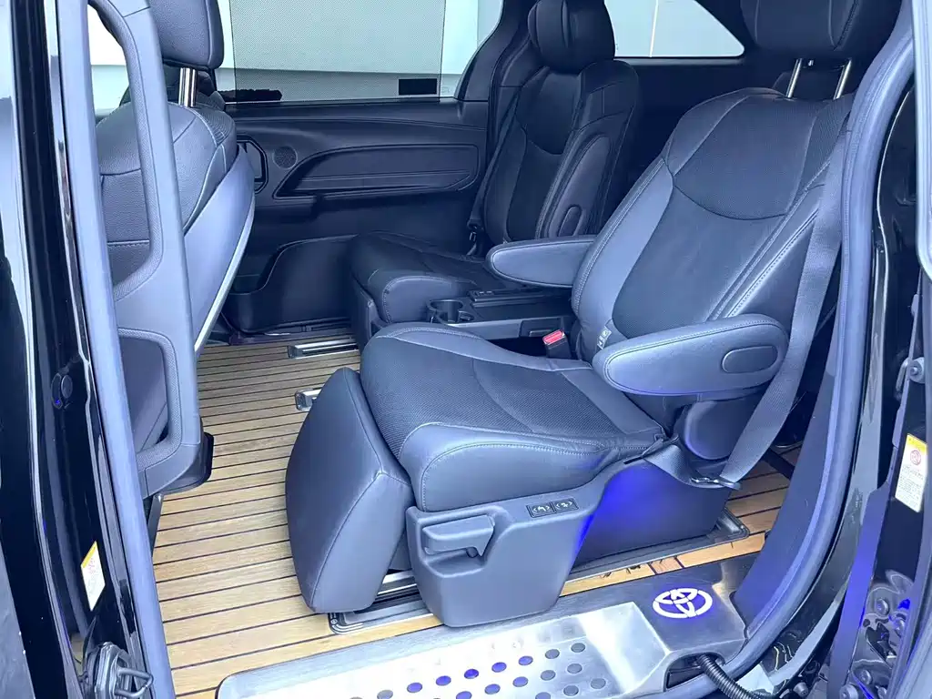 Toyota Sienna — фото 6