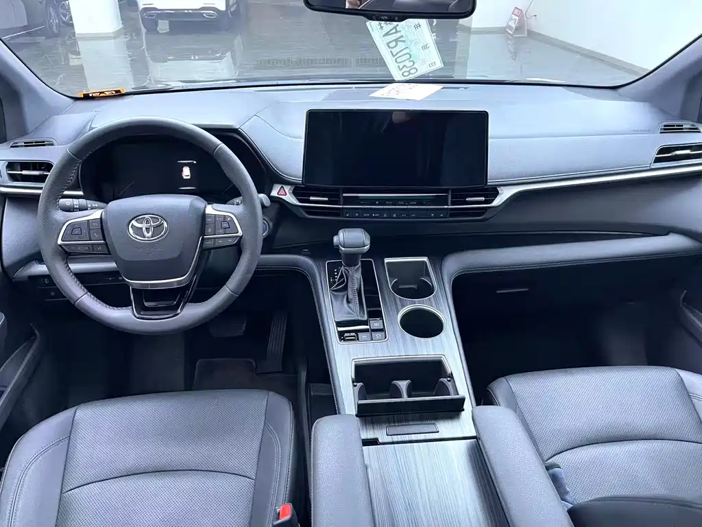 Toyota Sienna — фото 7