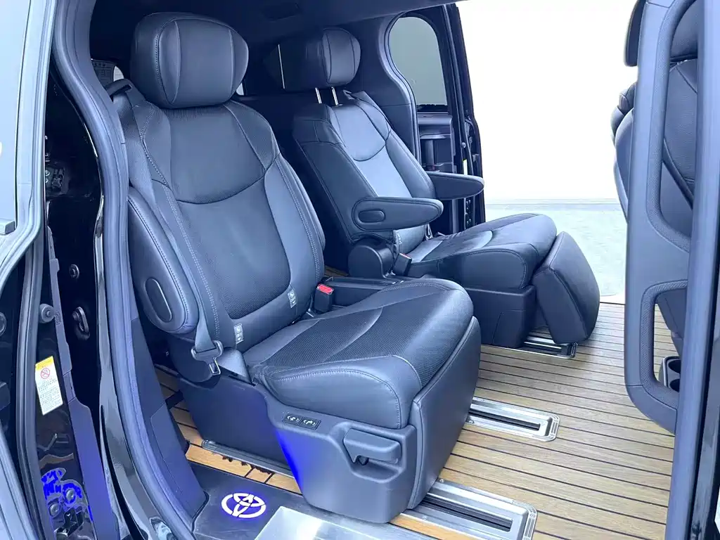 Toyota Sienna — фото 10