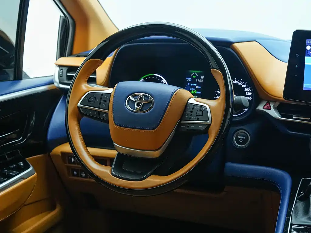 Toyota Sienna — фото 10