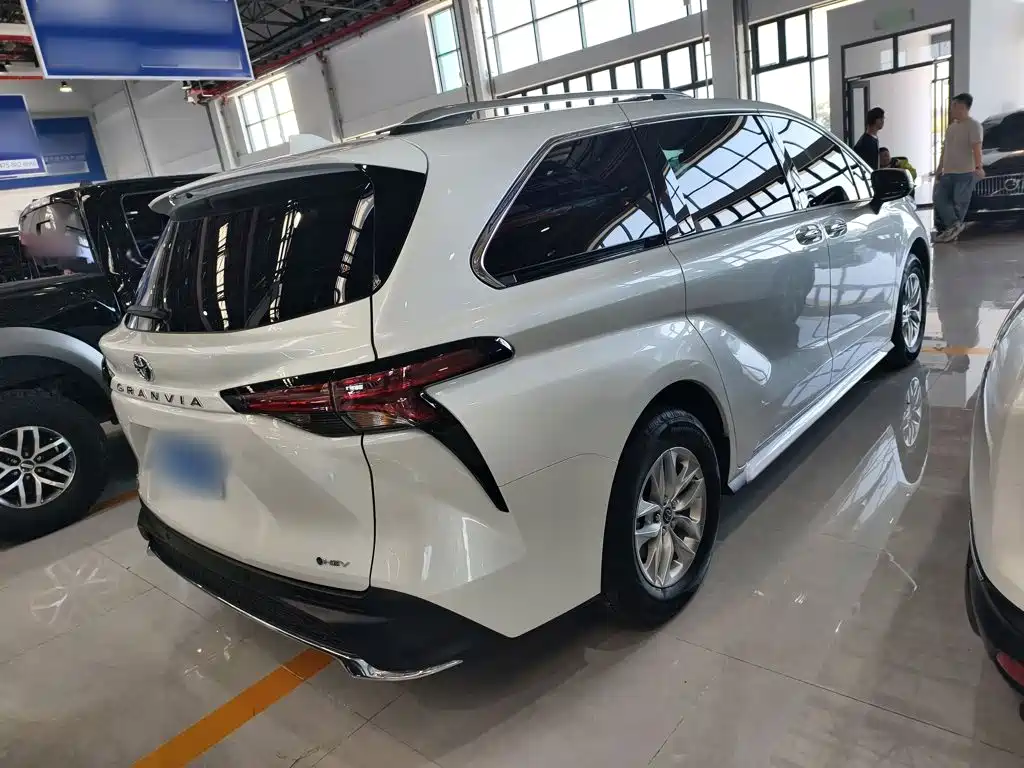 Toyota Granvia — фото 5