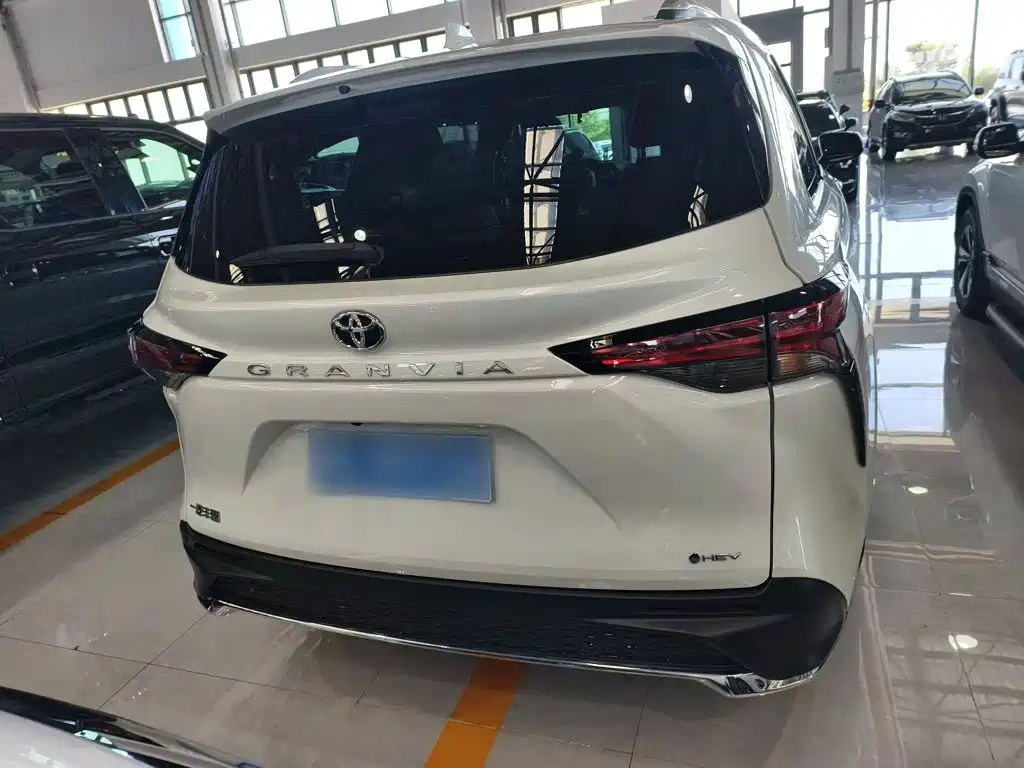 Toyota Granvia — фото 6