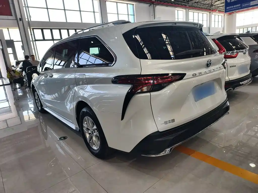 Toyota Granvia — фото 7