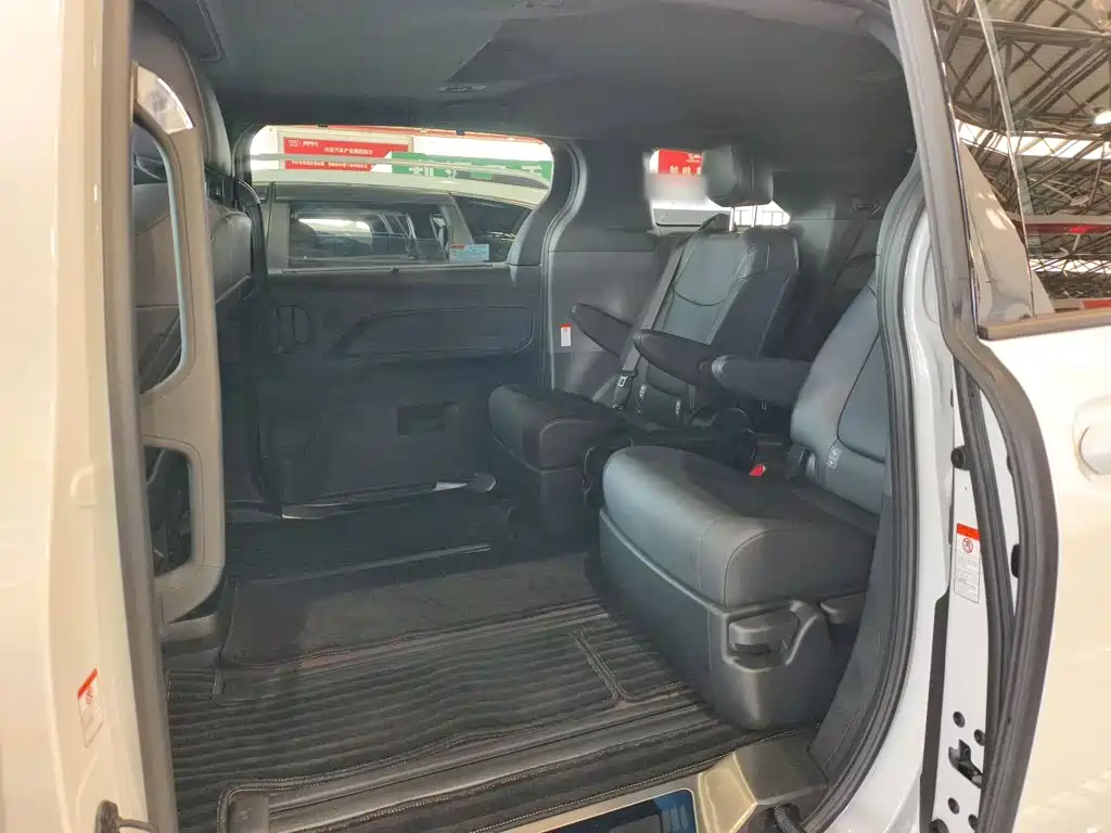 Toyota Granvia — фото 9