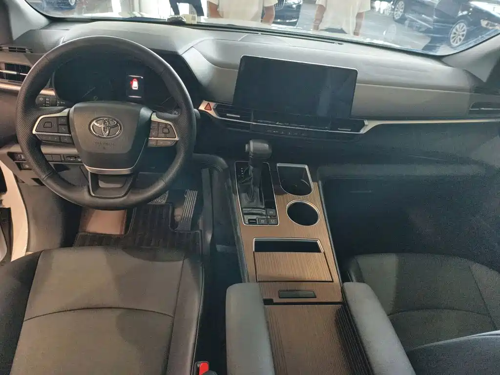 Toyota Granvia — фото 10