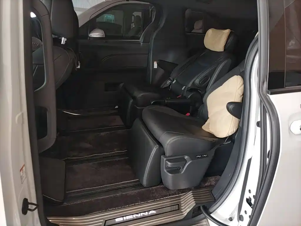 Toyota Sienna — фото 17