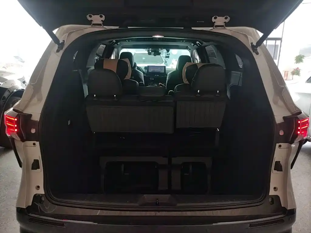 Toyota Sienna — фото 19
