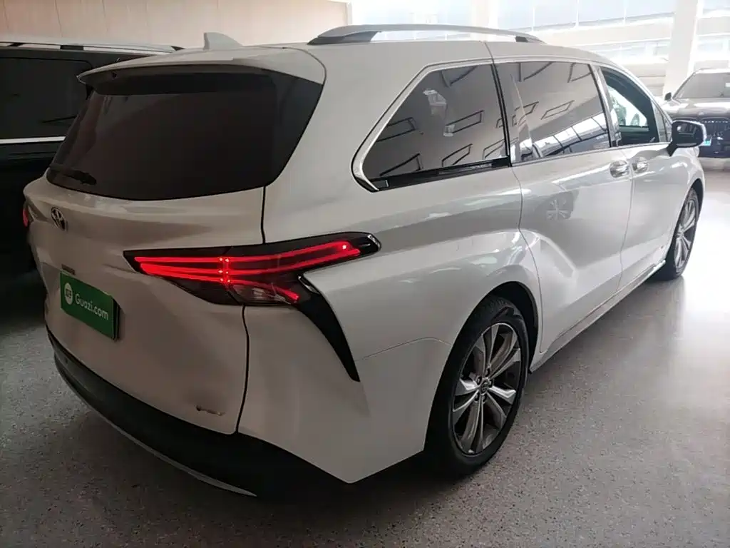 Toyota Sienna — фото 7