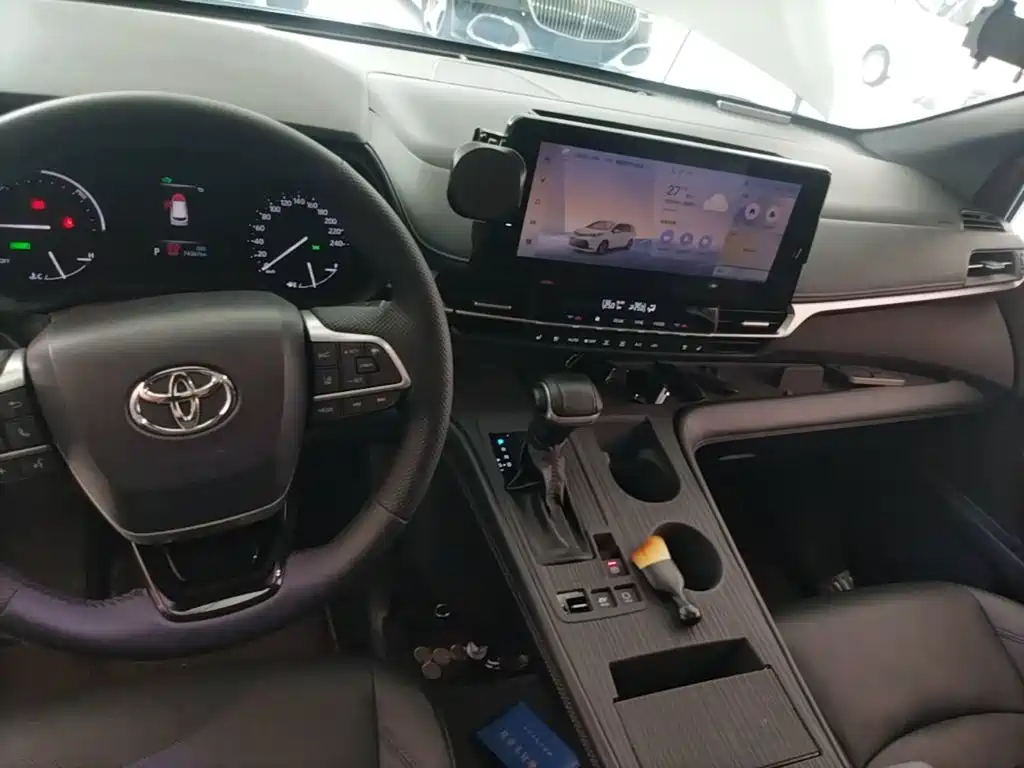 Toyota Sienna — фото 10
